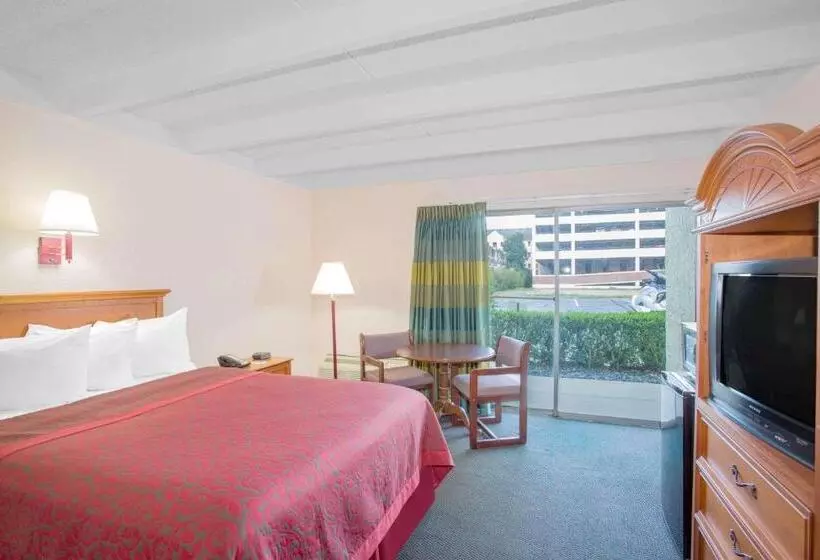 Standard-huone King-vuode, Days Inn By Wyndham Tallahassee University Center