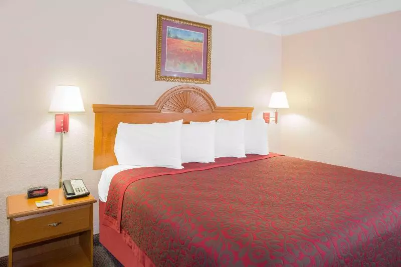 Standard-huone King-vuode, Days Inn By Wyndham Tallahassee University Center