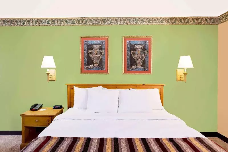 キングサイズベッドのスタンダードルーム, Days Inn & Suites By Wyndham Starkville