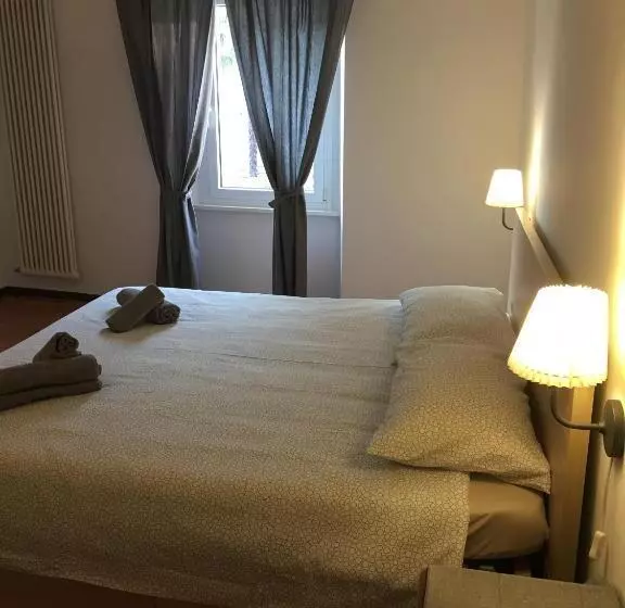 Standard Neljän Hengen Huone, Albergo Ristorante Belcantone