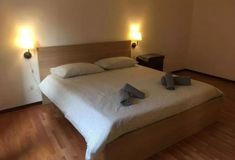 Standard Neljän Hengen Huone, Albergo Ristorante Belcantone