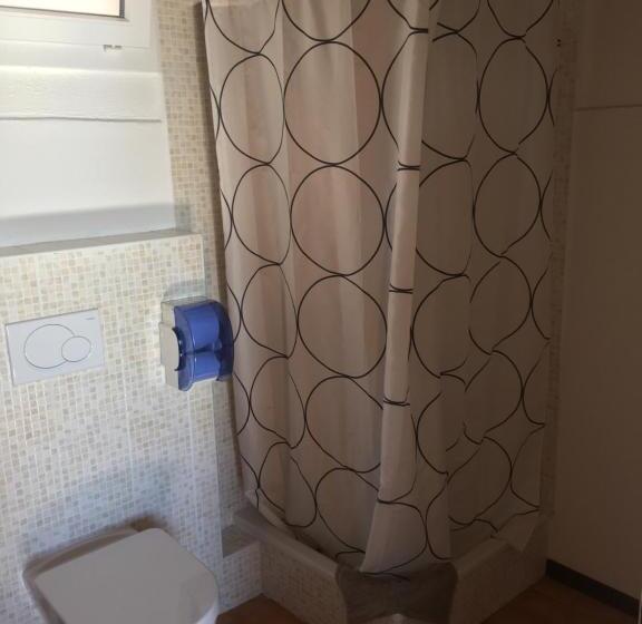 חדר סטנדרט לארבעה, Albergo Ristorante Belcantone