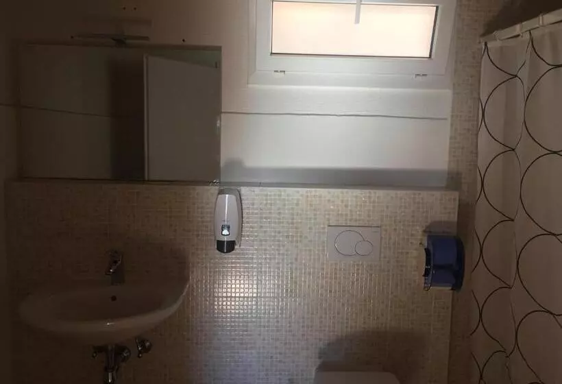 Standard Neljän Hengen Huone, Albergo Ristorante Belcantone