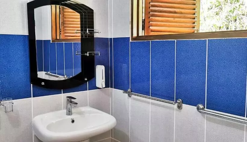 اتاق استاندارد سه تخته با چشم‌انداز باغ, Bernique Guesthouse