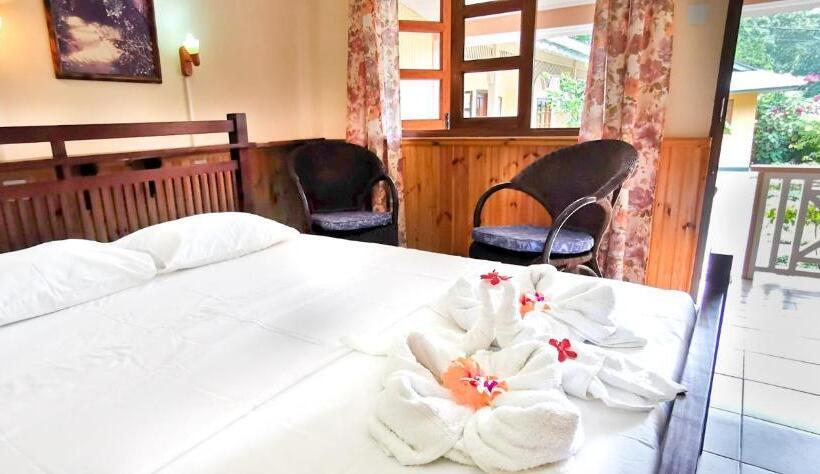 اتاق استاندارد سه تخته با چشم‌انداز باغ, Bernique Guesthouse