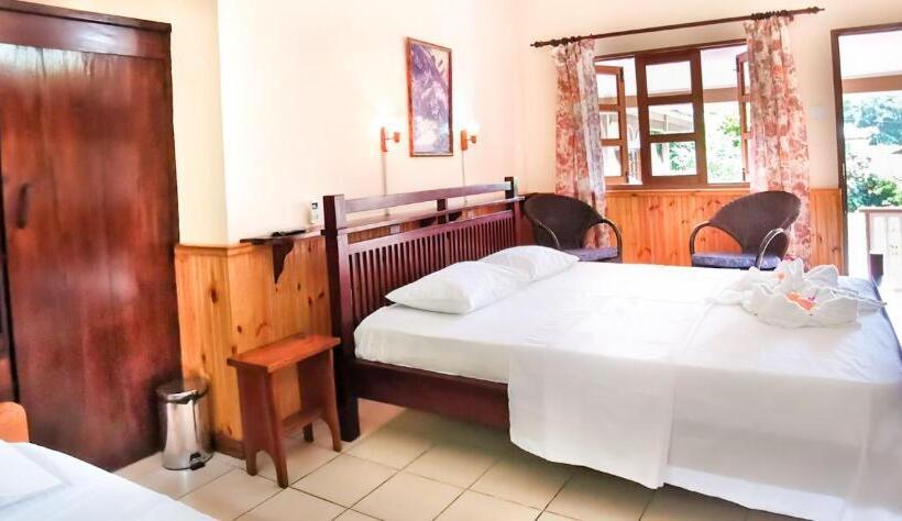 اتاق استاندارد سه تخته با چشمانداز باغ, Bernique Guesthouse