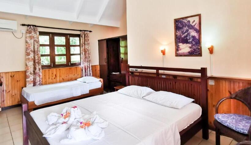 اتاق استاندارد سه تخته با چشمانداز باغ, Bernique Guesthouse