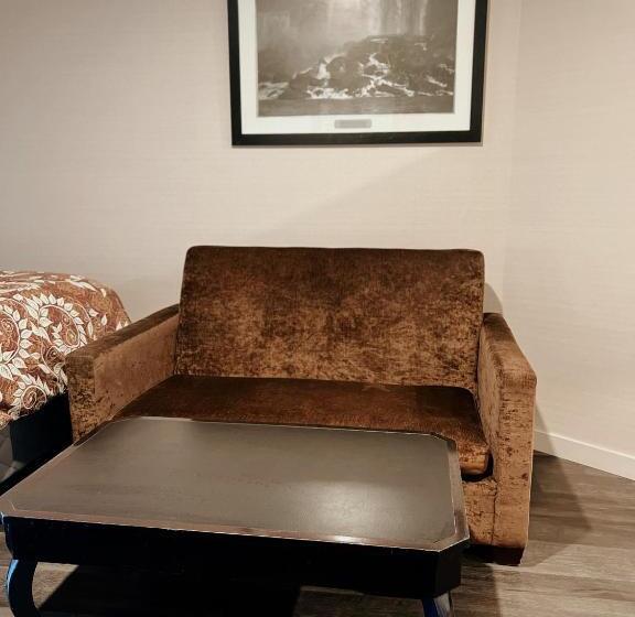 جناح, Big Bird Inn