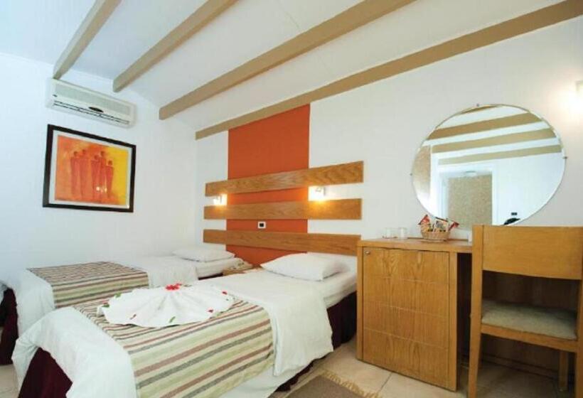 بانگلوی استاندارد, Ghazala Beach