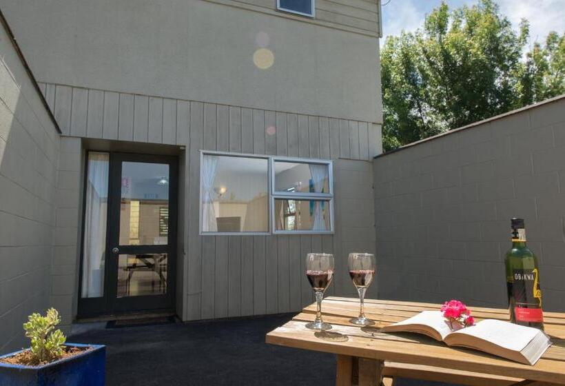 스탠다드 스튜디오, Howick Motor Lodge