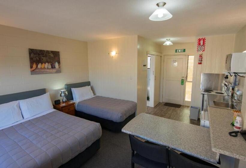 스탠다드 스튜디오, Howick Motor Lodge