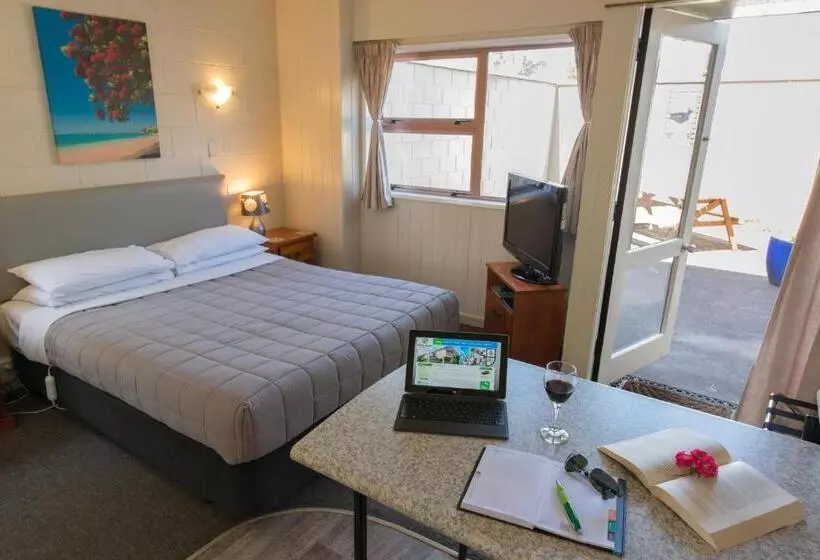 スタンダードスタジオ, Howick Motor Lodge