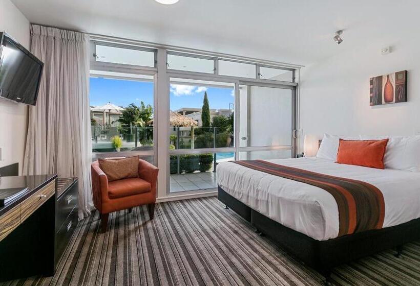 Студио Стандарт Вид на Бассейн, The Reef Resort