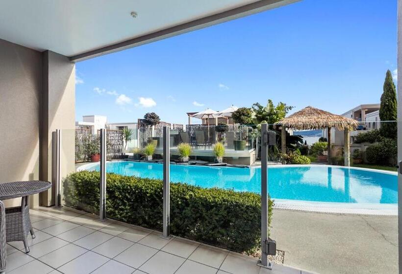 Студио Стандарт Вид на Бассейн, The Reef Resort