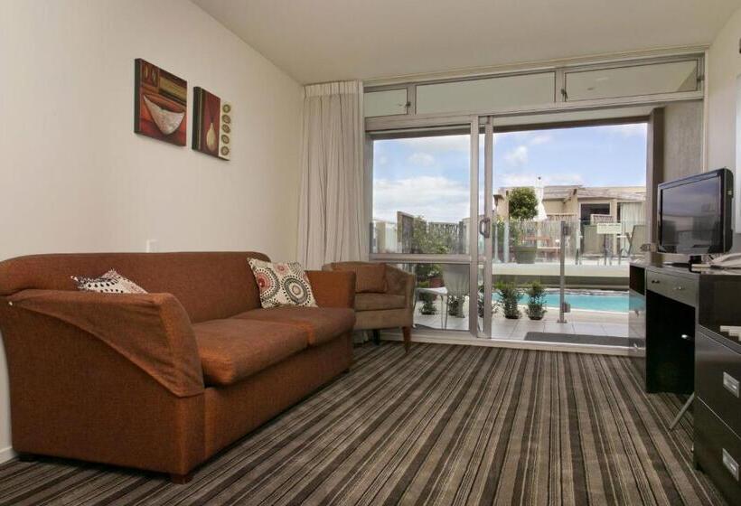 Апартаменты 1 Спальня Вид на Бассейн, The Reef Resort