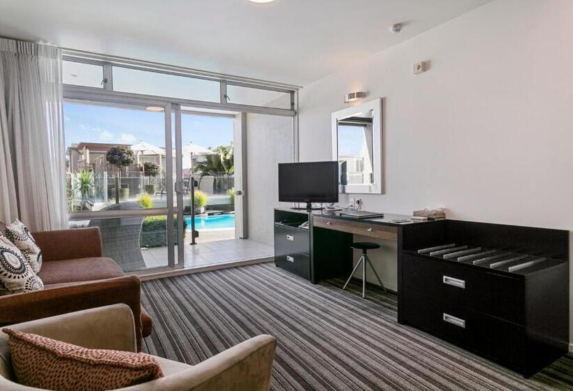 Апартаменты 1 Спальня Вид на Бассейн, The Reef Resort