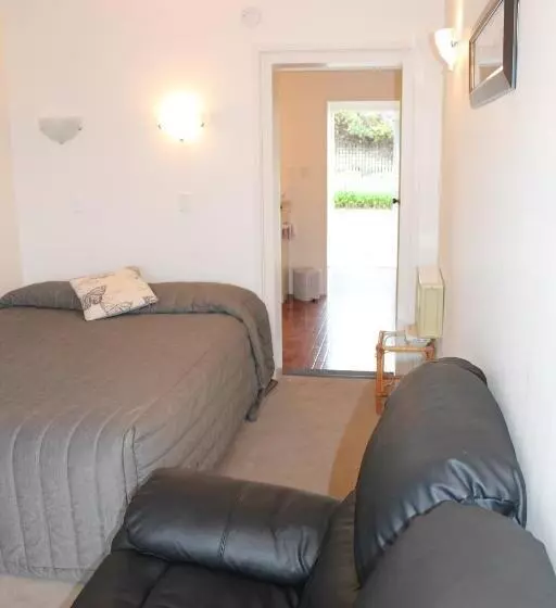 استودیوی استاندارد, Riverview Motel