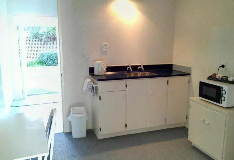 استودیوی استاندارد, Riverview Motel