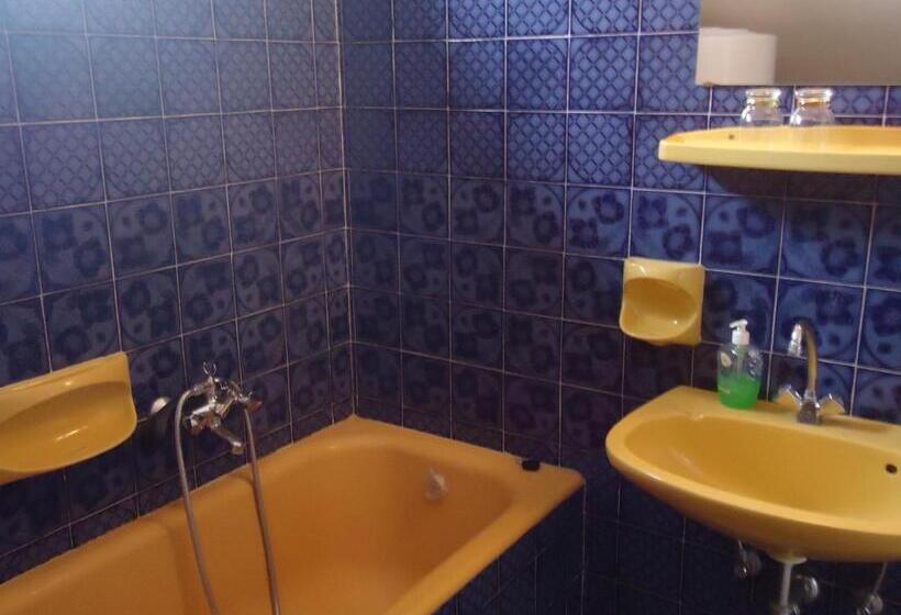 اتاق استاندارد, Cola Panzió