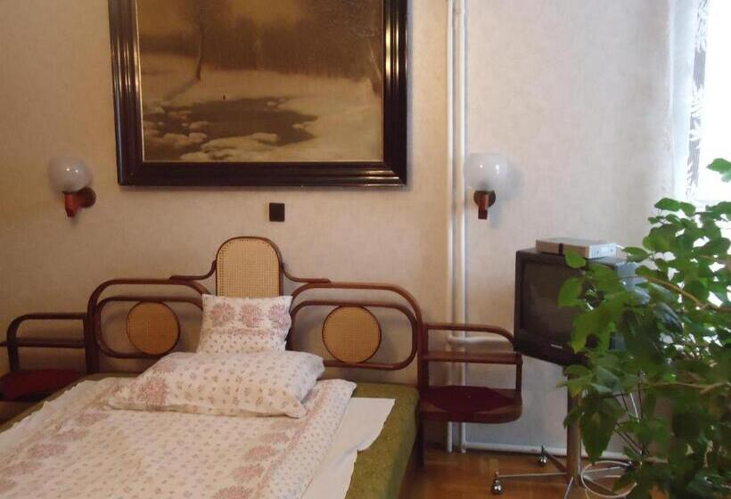 اتاق استاندارد چهارنفره با بالکن, Cola Panzió