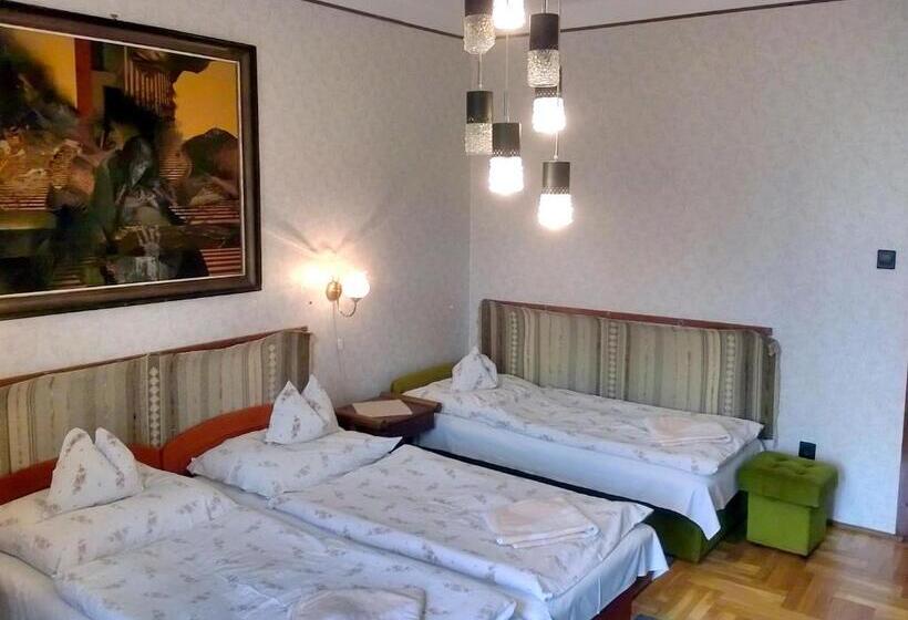 اتاق استاندارد چهارنفره با بالکن, Cola Panzió