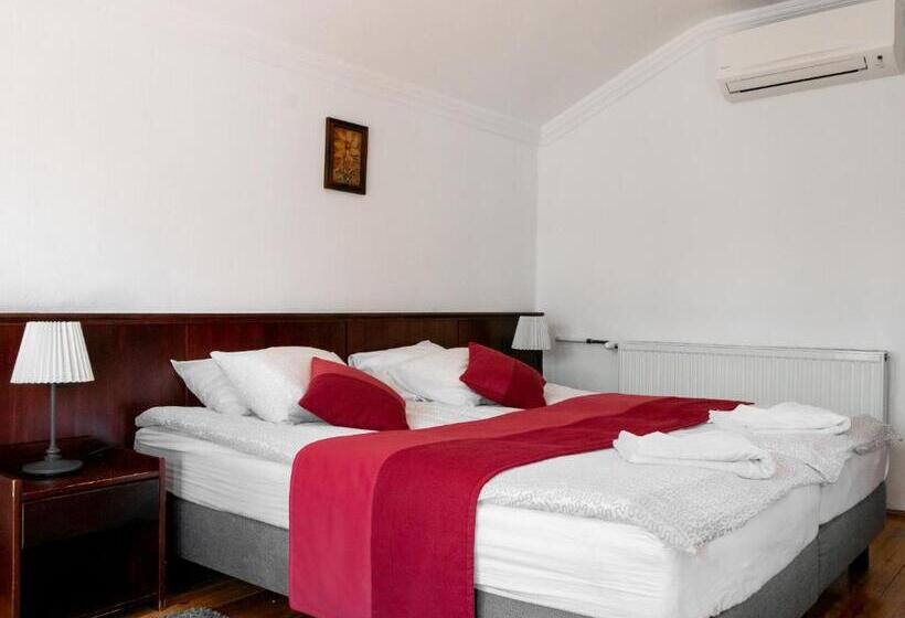 غرفة قياسية مزوَّدة بشُرفة, Kikelet Villa