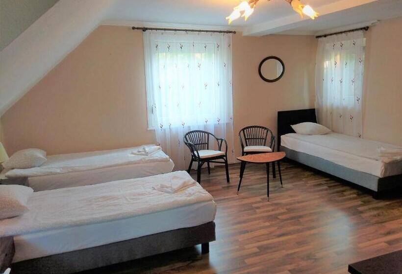 غرفة قياسية ثلاثية, Kikelet Villa