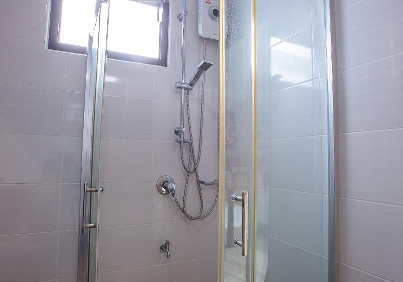 سوئیت با تخت بزرگ, Ying Nflo, Wesley Admiralty, Hong Kong