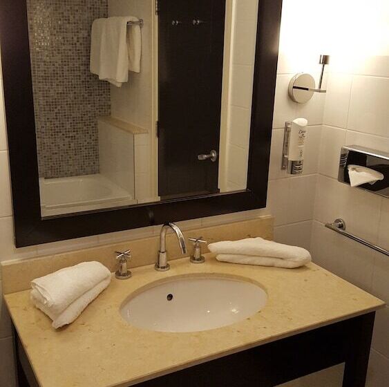 جناح غرفتين نوم, Shamrock Lodge