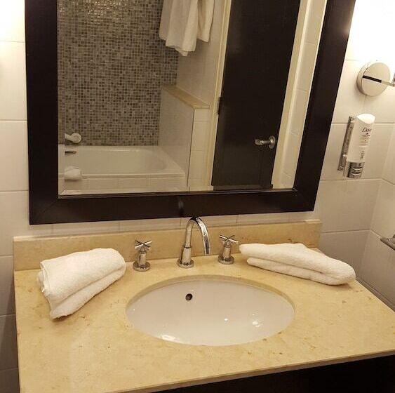 غرفة عائلية, Shamrock Lodge