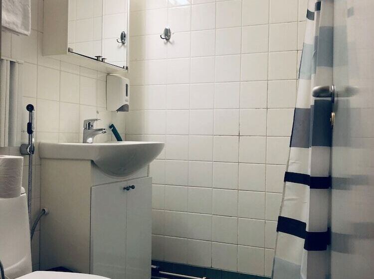 חדר משפחתי, Backbyn Kartano