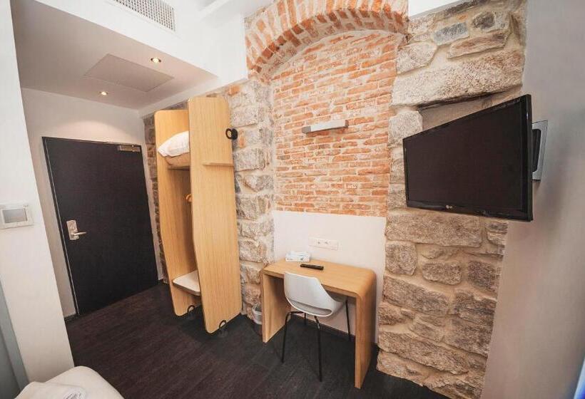 اتاق خانوادگی, Kalliste