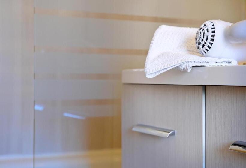 スタンダードトリプルルーム, Logis Hostellerie Du Neez