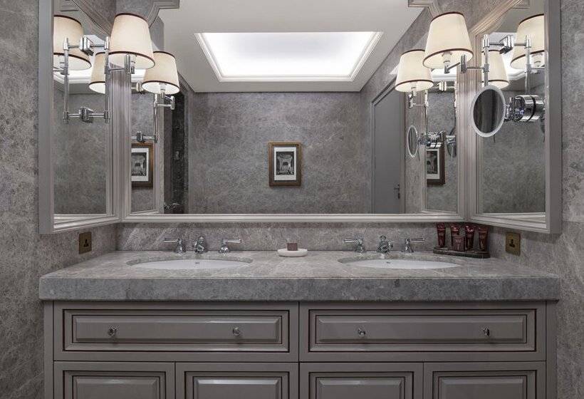 Deluxe Room King Bed & Views, Çırağan Palace Kempinski Istanbul