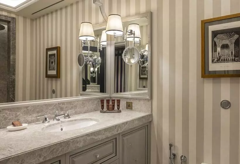 Standard Room, Çırağan Palace Kempinski Istanbul