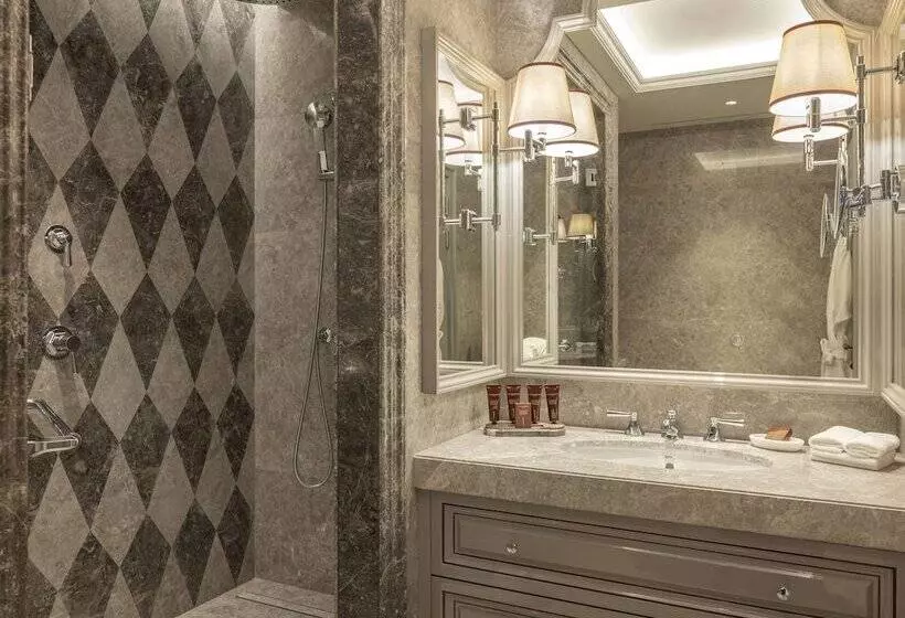 Deluxe Room King Bed & Views, Çırağan Palace Kempinski Istanbul