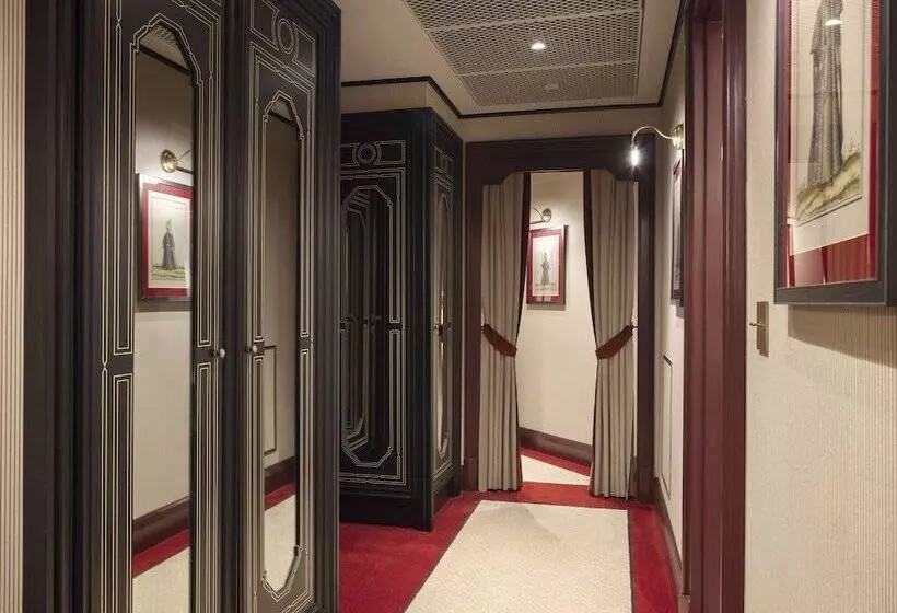 Deluxe Room King Bed & Views, Çırağan Palace Kempinski Istanbul
