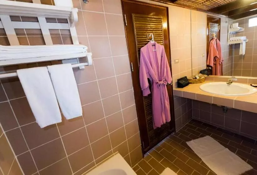 اتاق لوکس با چشم‌انداز دریا, Rayong Resort Hotel