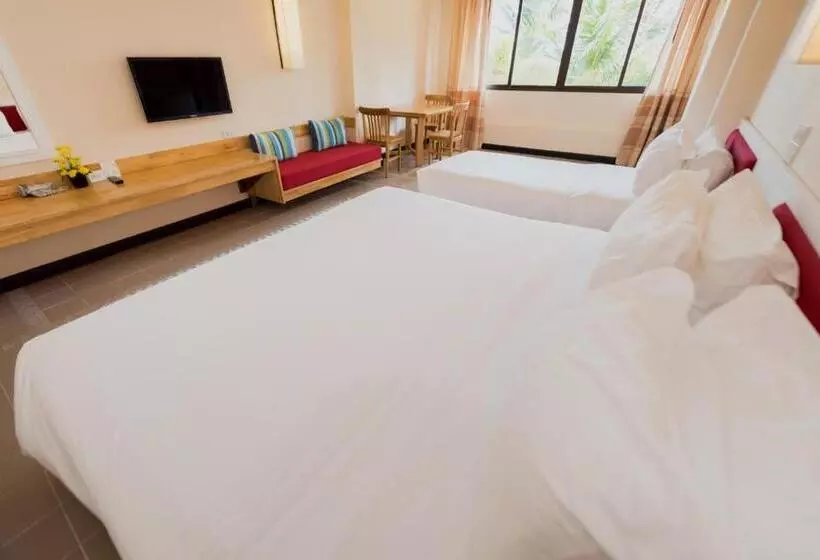 اتاق لوکس سه تخته, Rayong Resort Hotel