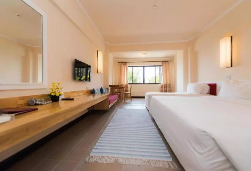 اتاق لوکس سه تخته, Rayong Resort Hotel
