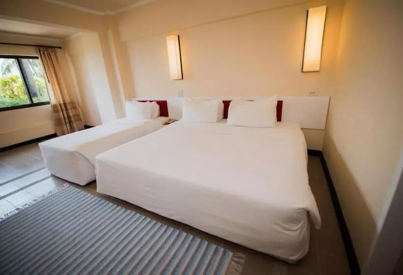 اتاق لوکس سه تخته, Rayong Resort Hotel