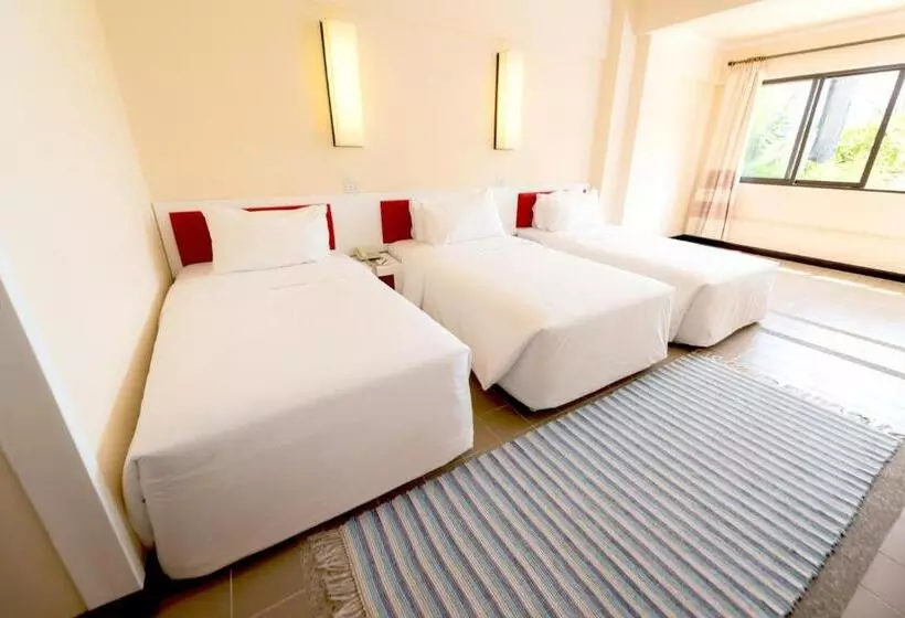 اتاق لوکس سه تخته, Rayong Resort Hotel