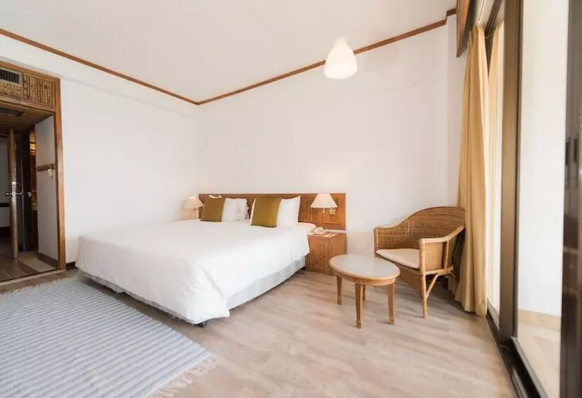 اتاق لوکس با چشم‌انداز دریا, Rayong Resort Hotel