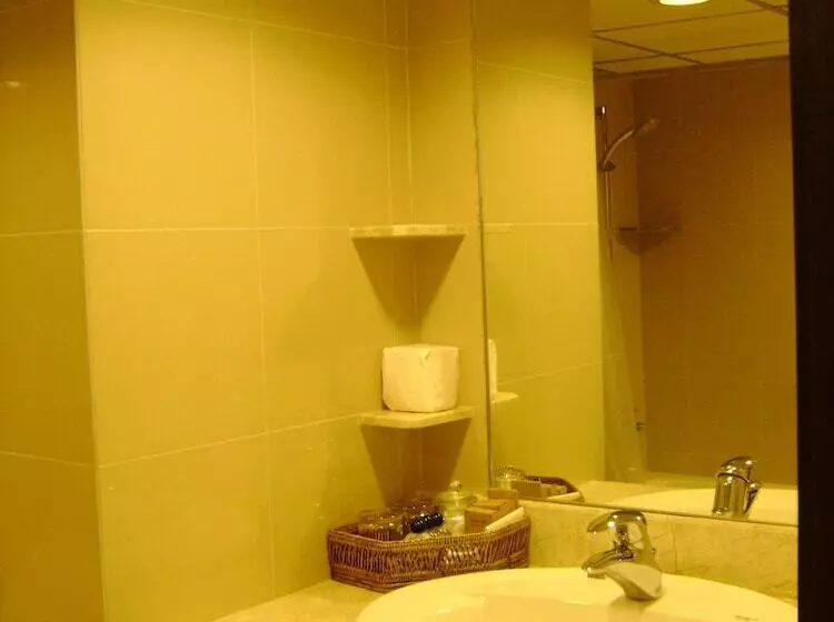 اتاق لوکس سه تخته, Rayong Resort Hotel