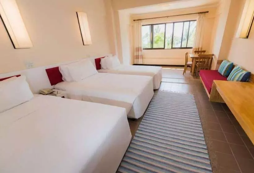 اتاق لوکس سه تخته, Rayong Resort Hotel