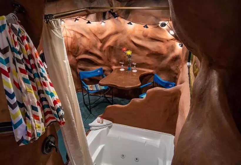 キングサイズベッドのデラックスルーム, The Anniversary Inn   Logan