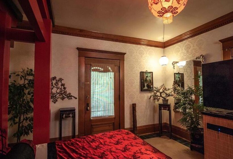 Номер Стандарт Вид на Море, The Anniversary Inn   Logan