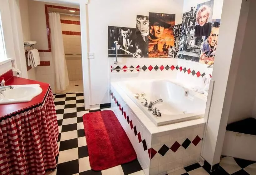 キングサイズベッドのスタンダードルーム, The Anniversary Inn   Logan
