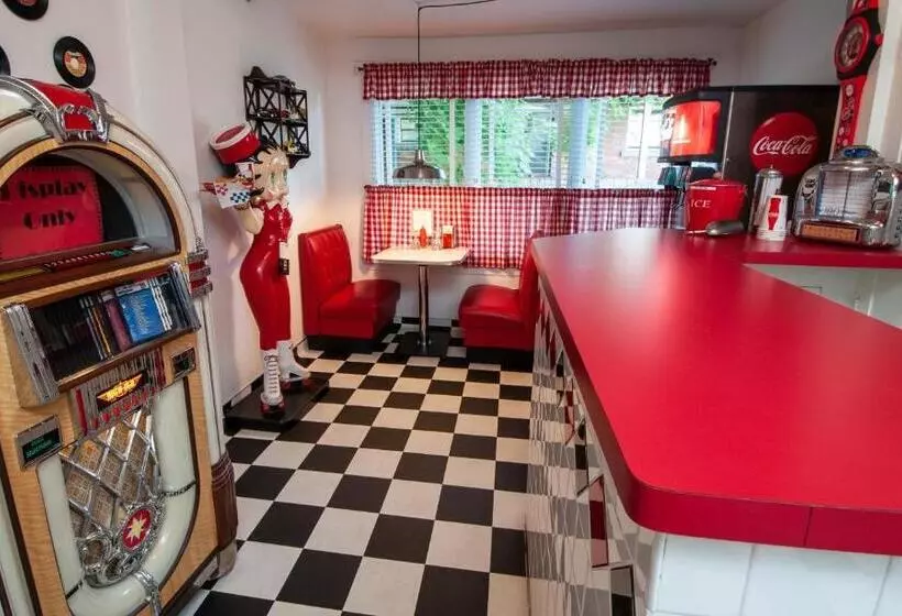 キングサイズベッドのスタンダードルーム, The Anniversary Inn   Logan