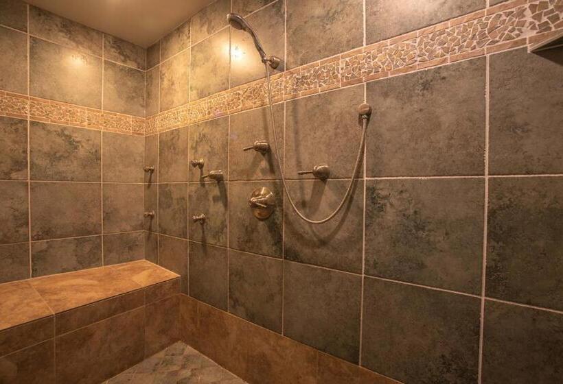 标准间, The Anniversary Inn   Logan